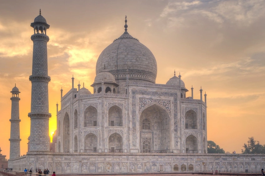 Taj Mahal sunrise vs sunset comparison for photography crowds and best visiting time